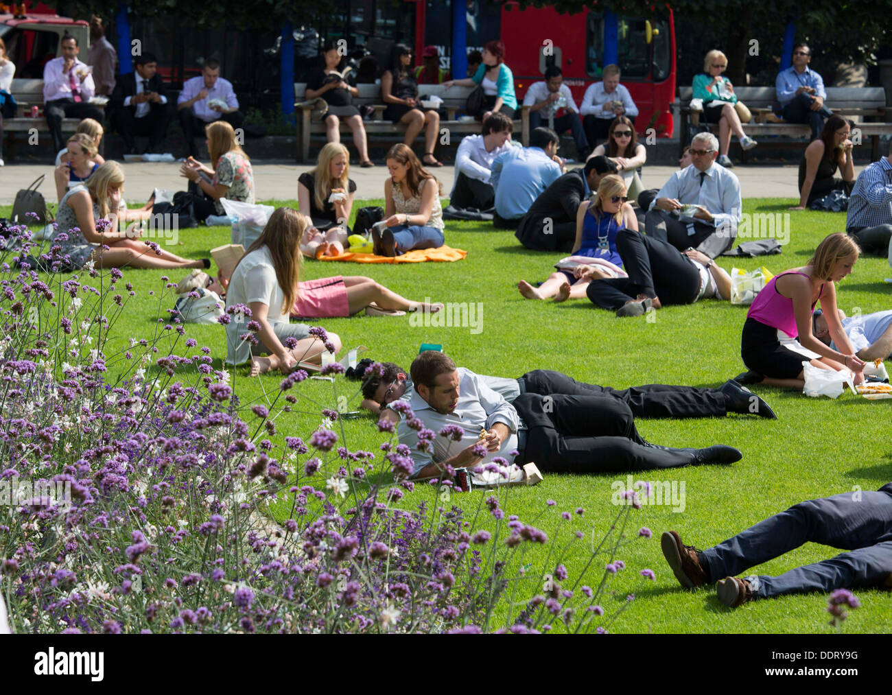 Les travailleurs de London City bénéficiant d'un déjeuner dans le soleil Banque D'Images