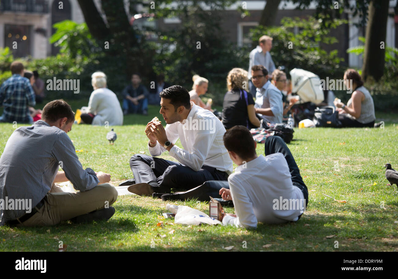Les travailleurs de London City bénéficiant d'un déjeuner dans le soleil Banque D'Images