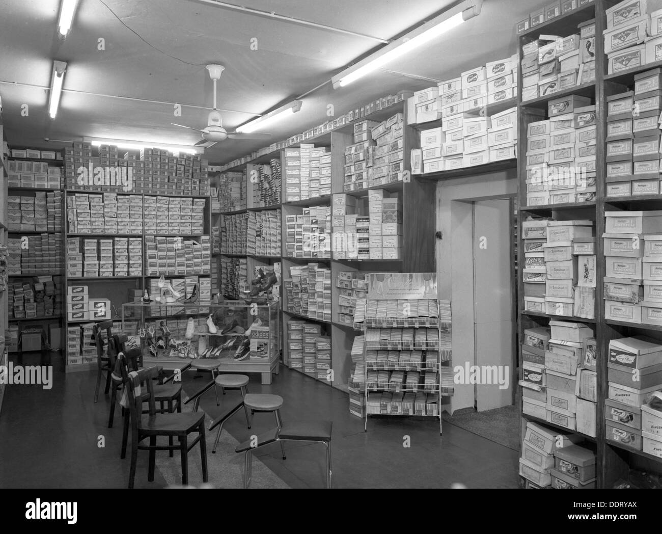 Magasin de sport intérieur, Sheffield, South Yorkshire, 1961. Artiste : Michael Walters Banque D'Images