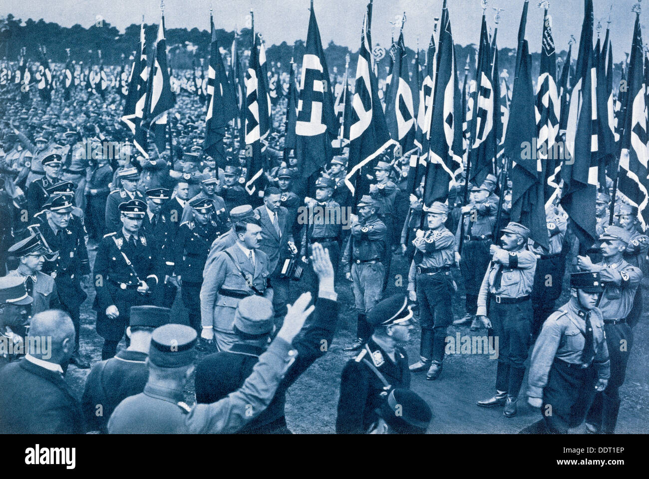 Adolf Hitler, escorté par les dirigeants SS, inspecte la SA à un rassemblement nazi à Nuremberg, en 1933. Artiste : Inconnu Banque D'Images