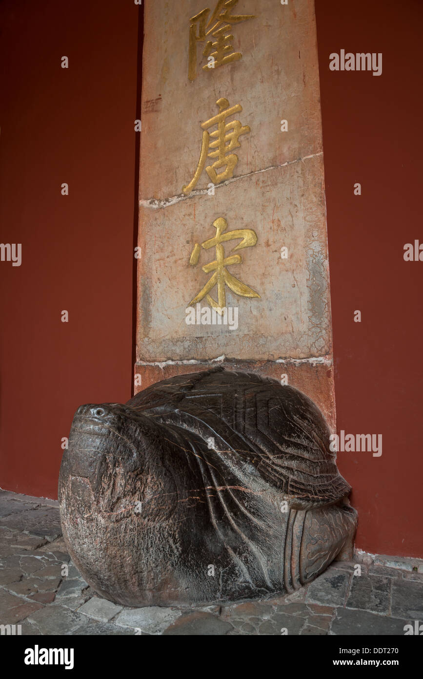 Les Tombeaux des Ming, Nanjing, Chine. La stèle de l'Empereur Kangxi, appuyé par une tortue, dans le comprimé Hall. Banque D'Images