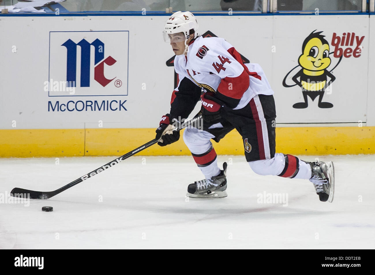 London, Ontario, Canada. Le 05 août, 2013. Jean-Gabriel Pageau des Sénateurs d'Ottawa exploite la rondelle au cours d'une partie à la Ligue nationale de hockey 2013 Tournoi Rookie au John Labatt Centre à London, en Ontario, Canada le 5 septembre 2013. Les Sénateurs d'Ottawa a battu les Penguins de Pittsburgh par la marque de 4-1. Credit : Mark Spowart/Alamy Live News Banque D'Images