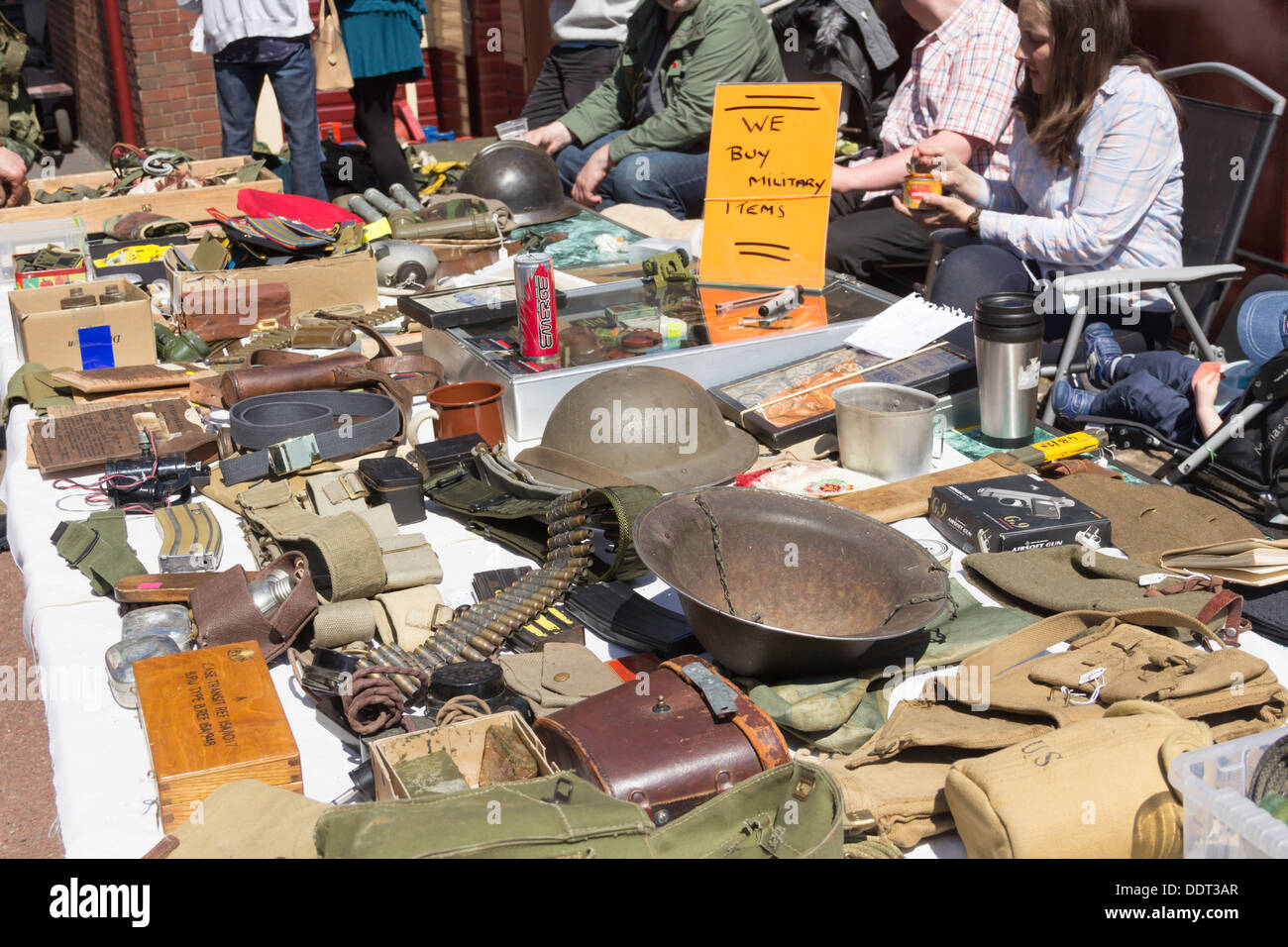 Souvenirs militaires stand au 1940 'week-end' de guerre sur l'événement East Lancashire Railway. Banque D'Images