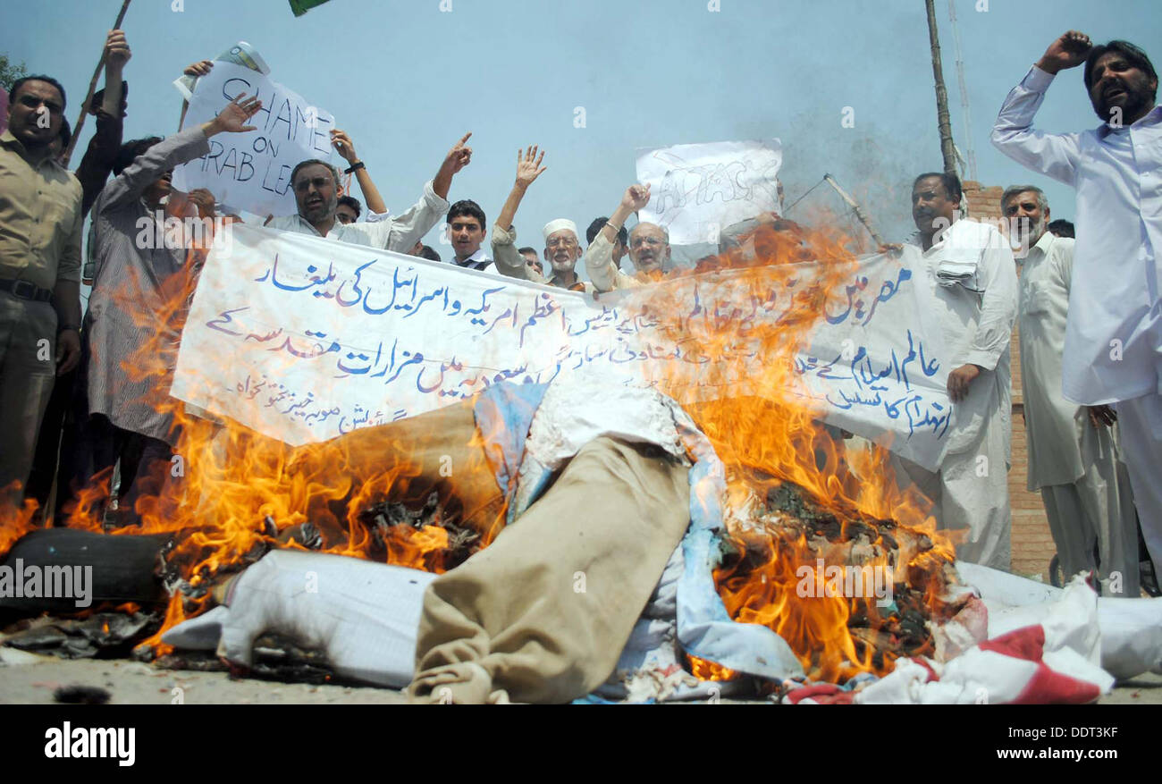 Des militants d'Nifaaz Jafferia Fiqah Tehreek (TNFJ) brûler des drapeaux de l'effigie et nous et Israël comme ils protestent contre le gouvernement américain au cours de la démonstration à Peshawar press club le Vendredi, Septembre 06, 2013. Banque D'Images