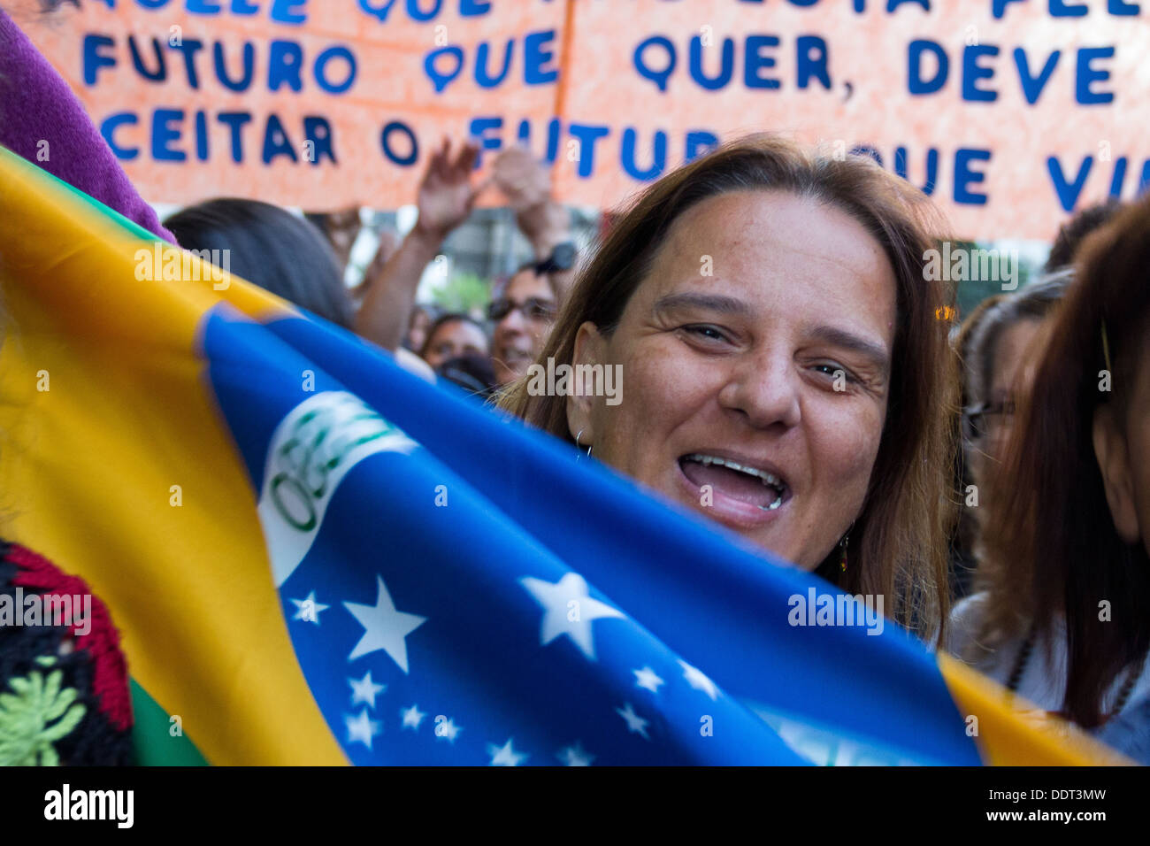 Les enseignants des écoles municipales de Rio de Janeiro, voter pour la poursuite de la grève dans l'Assemblée (28 août 2013) Banque D'Images