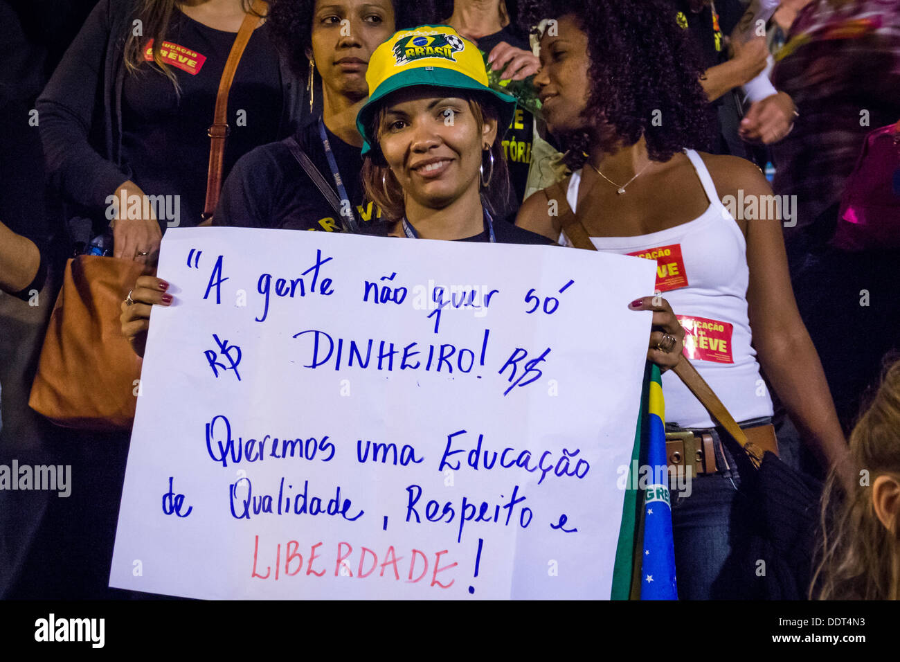Les enseignants des écoles municipales de Rio de Janeiro, voter pour la poursuite de la grève dans l'Assemblée (28 août 2013) Banque D'Images