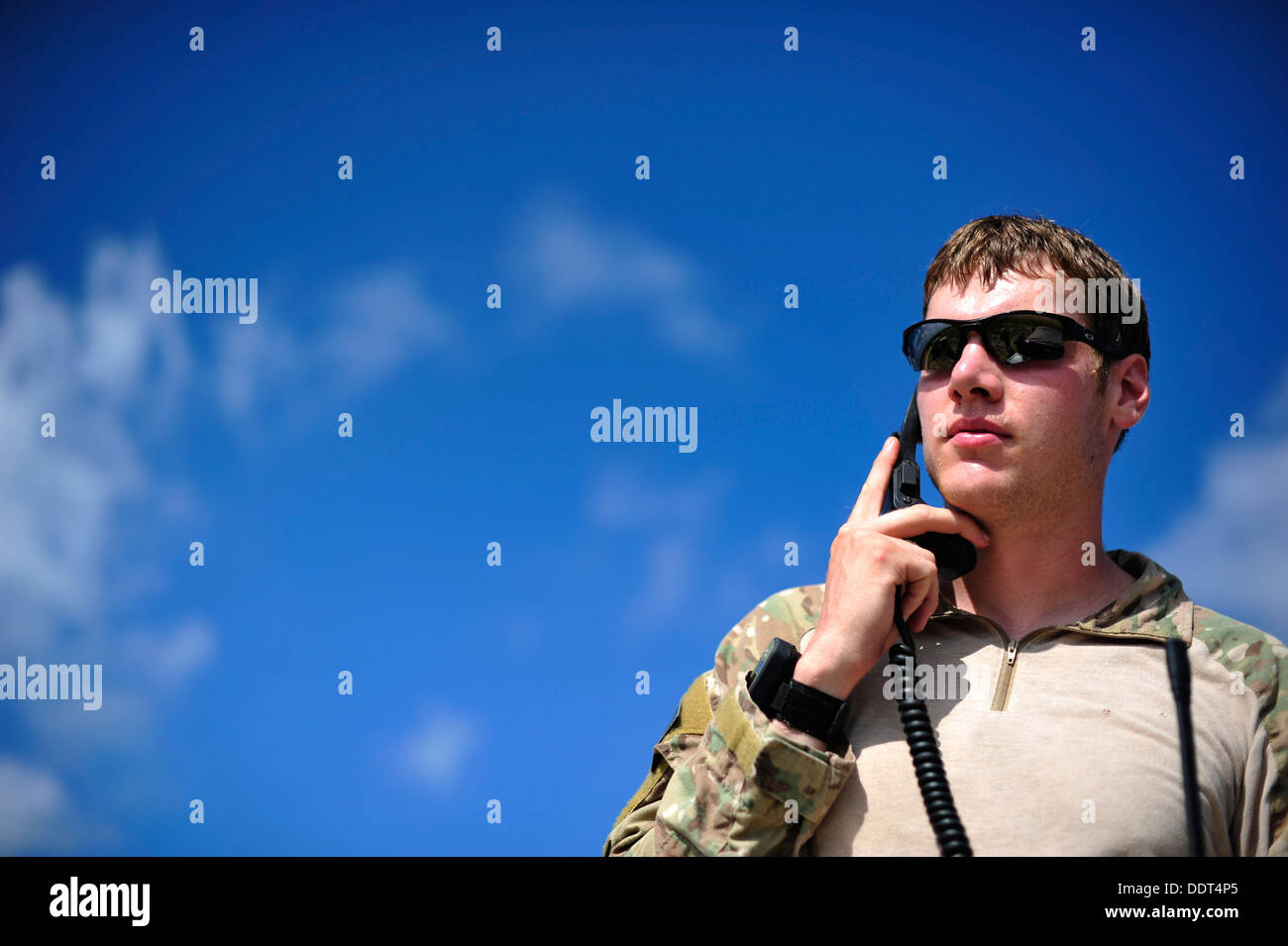 Contrôleur de combat de l'US Air Force à partir de la 21e Special Tactics Squadron, Fort Bragg, N.C. mène des opérations de contrôle de la circulation aérienne Banque D'Images