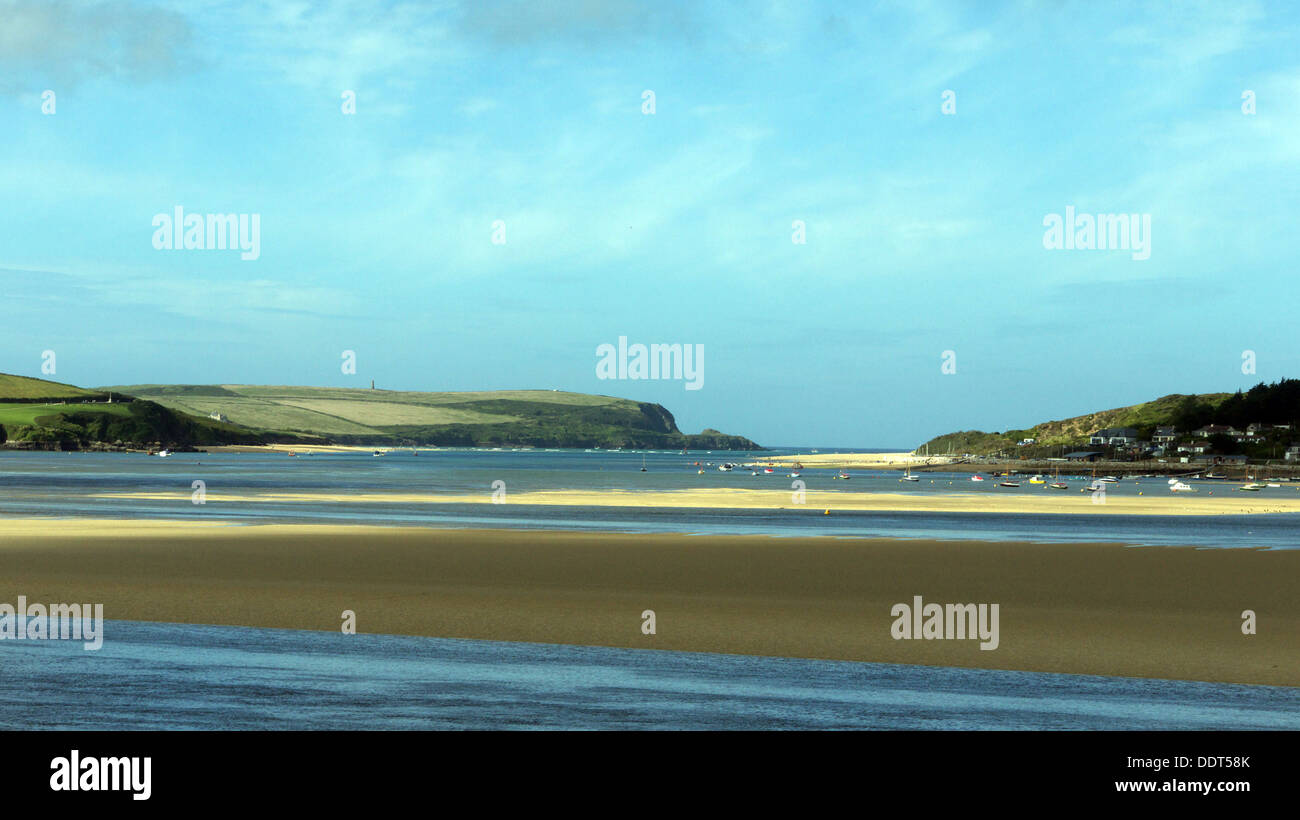 Banc de sable connu sous le nom de groupes Bar à Padstow bay, avec le village de roche dans la distance, Cornwall, England, UK Banque D'Images