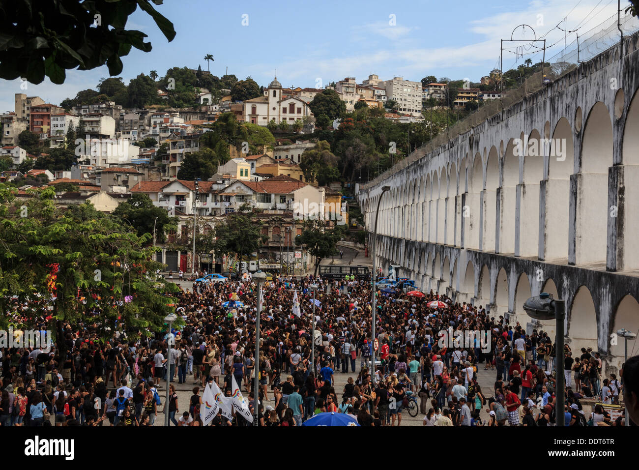 La grève. Le maire de Rio de Janeiro refuse l'augmentation de salaire pour les enseignants des écoles publiques. La grève se poursuit (le 03.08.13) Banque D'Images