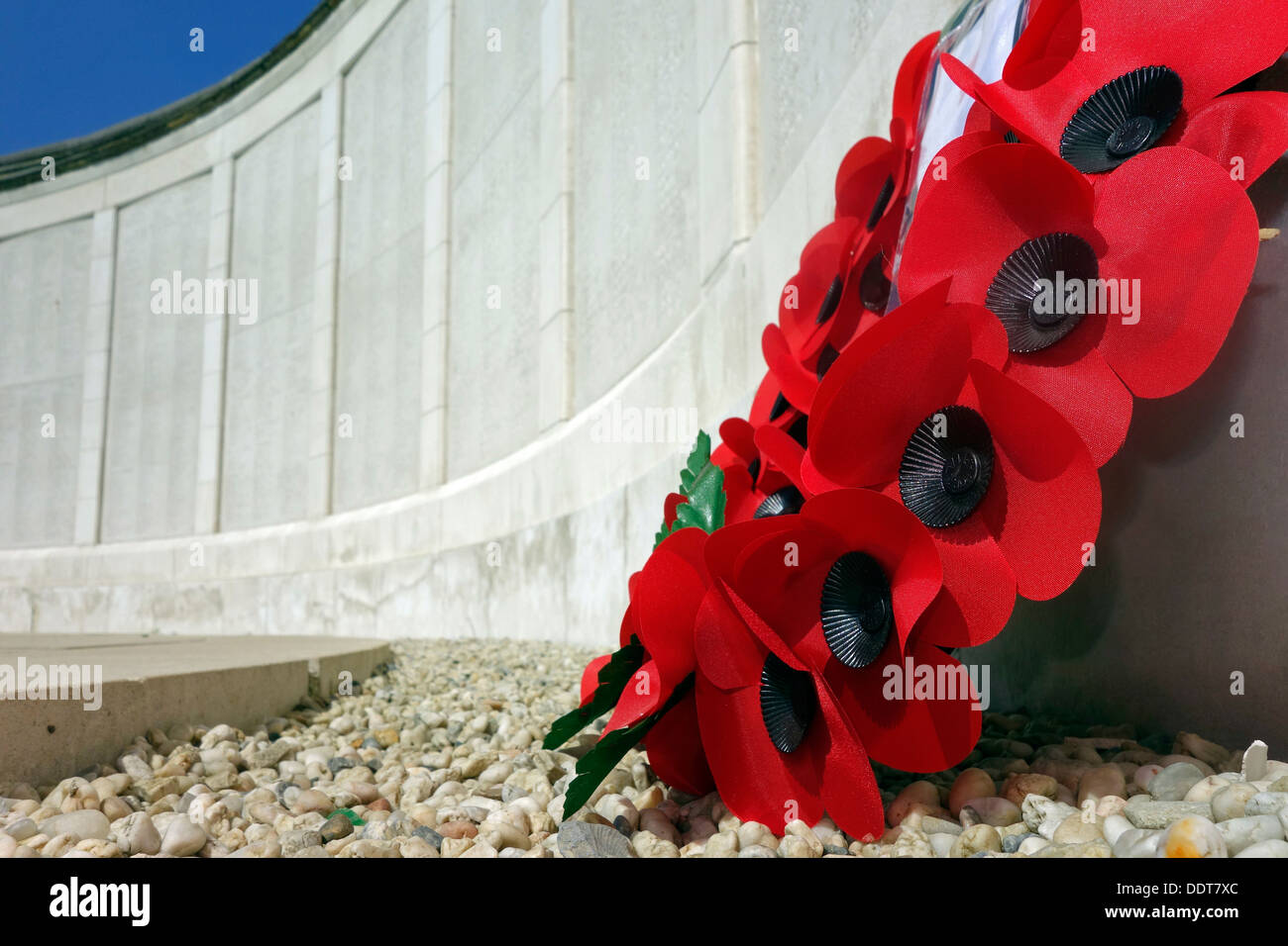 Coquelicots à WW1 Tyne Cot mémorial aux disparus, Commonwealth War Graves Commission Cimetière pour les soldats britanniques de la Première Guerre mondiale Banque D'Images