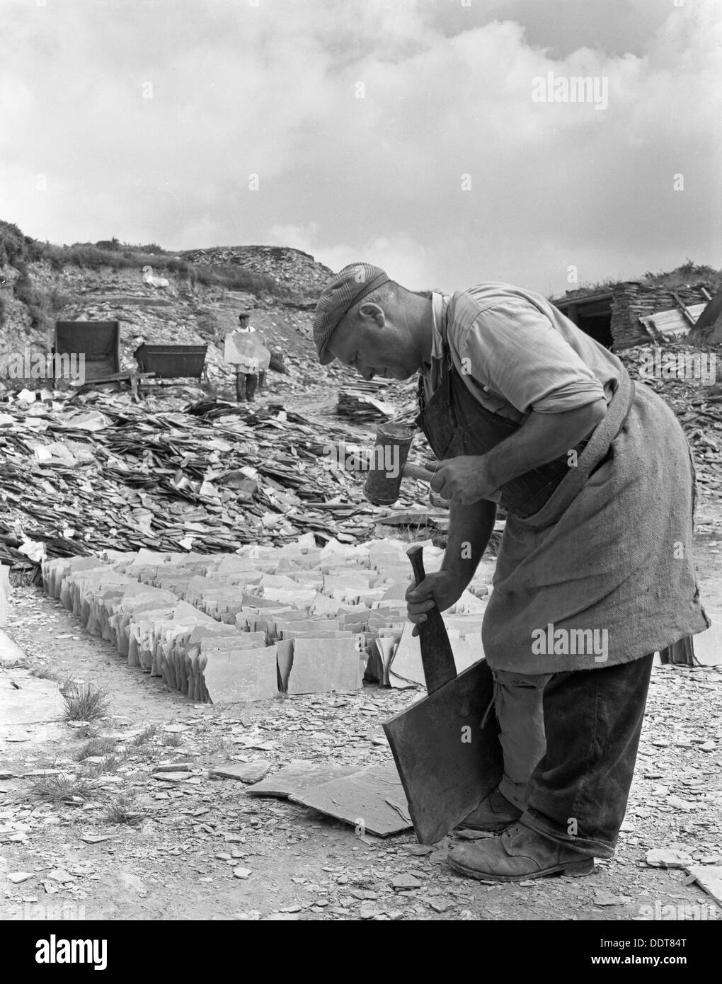 S'habiller à l'ardoise Ardoise Trebarwith, Cornwall, en 1959. Artiste : Michael Walters Banque D'Images