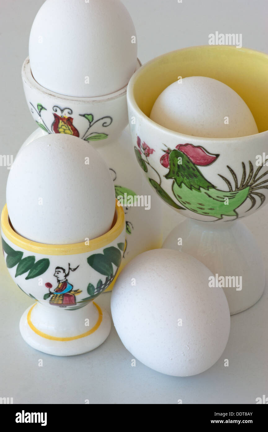 Des œufs blancs dans une variété de céramique décorée cm Banque D'Images