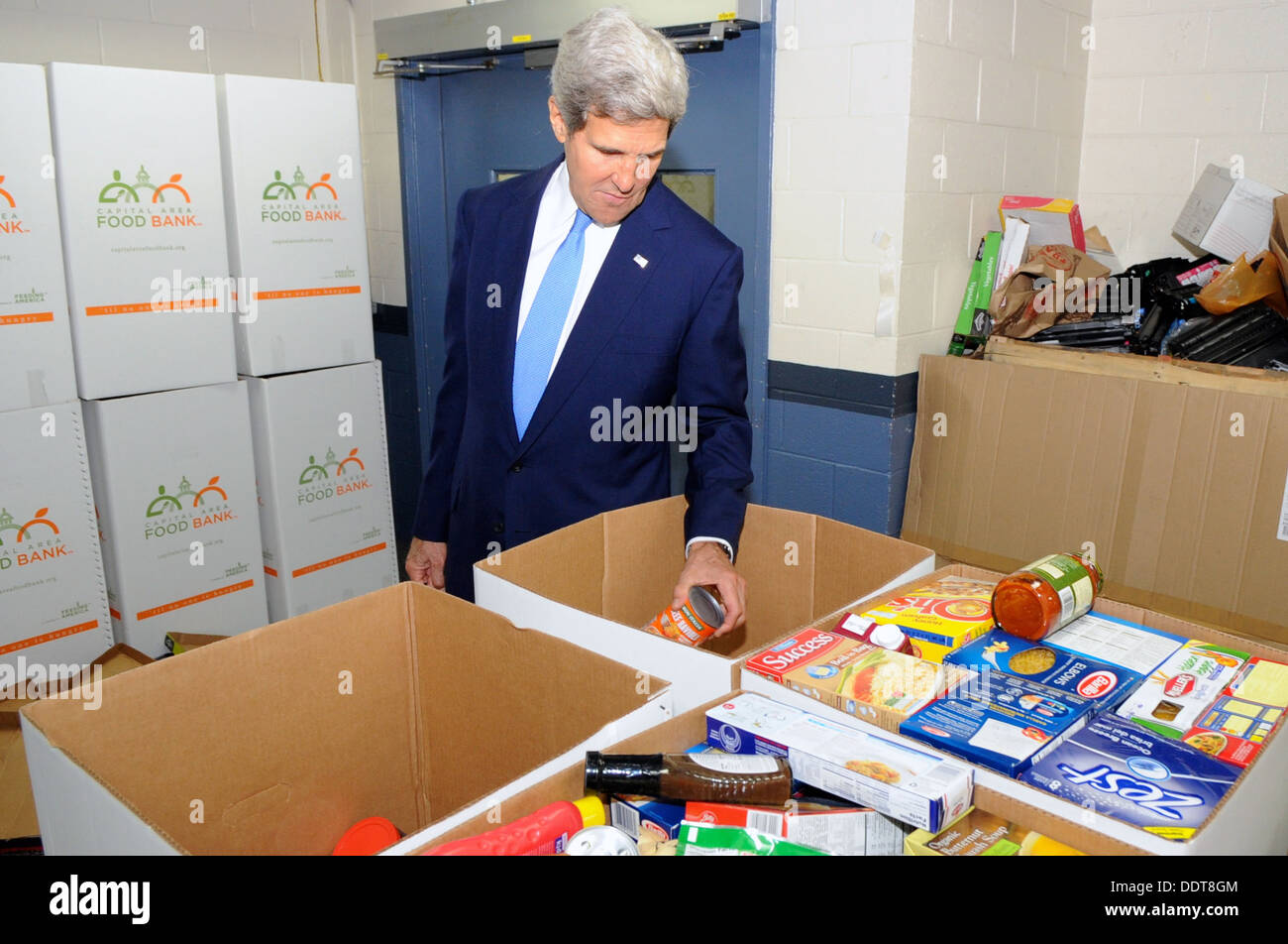 Kerry secrétaire fait un don au gouvernement fédéral nourrir les familles de la banque alimentaire Banque D'Images