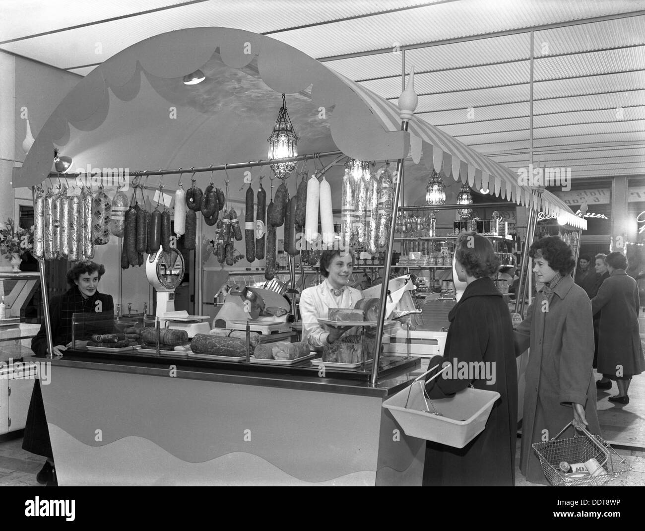 Nouveau Co-op central Butcher's Department, Barnsley, dans le Yorkshire du Sud, 1957. Artiste : Michael Walters Banque D'Images