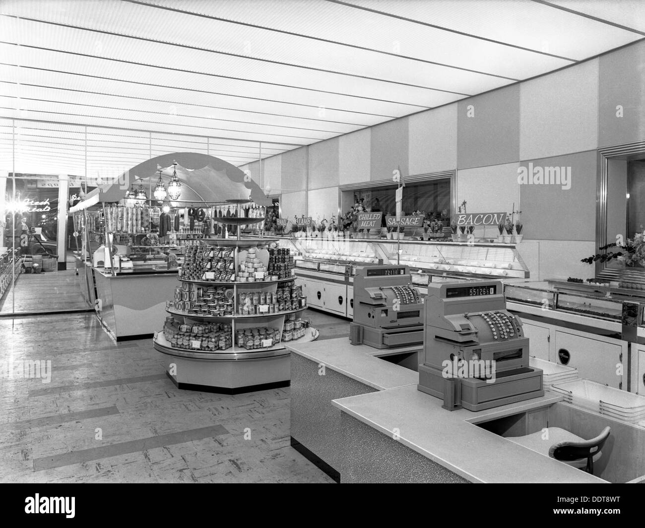 Nouveau Co-op central Butcher's Department, Barnsley, dans le Yorkshire du Sud, 1957. Artiste : Michael Walters Banque D'Images