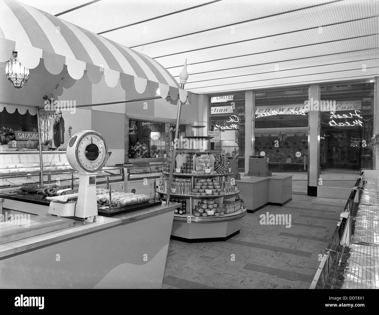 Nouveau Co-op central Butcher's Department, Barnsley, dans le Yorkshire du Sud, 1957. Artiste : Michael Walters Banque D'Images