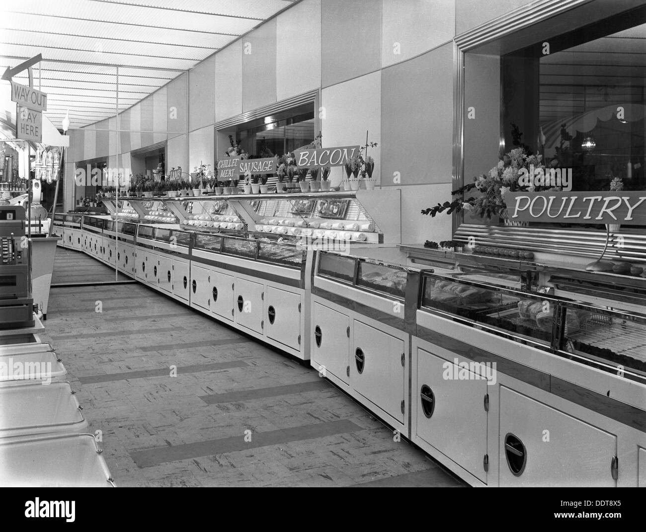 Nouveau Co-op central Butcher's Department, Barnsley, dans le Yorkshire du Sud, 1957. Artiste : Michael Walters Banque D'Images