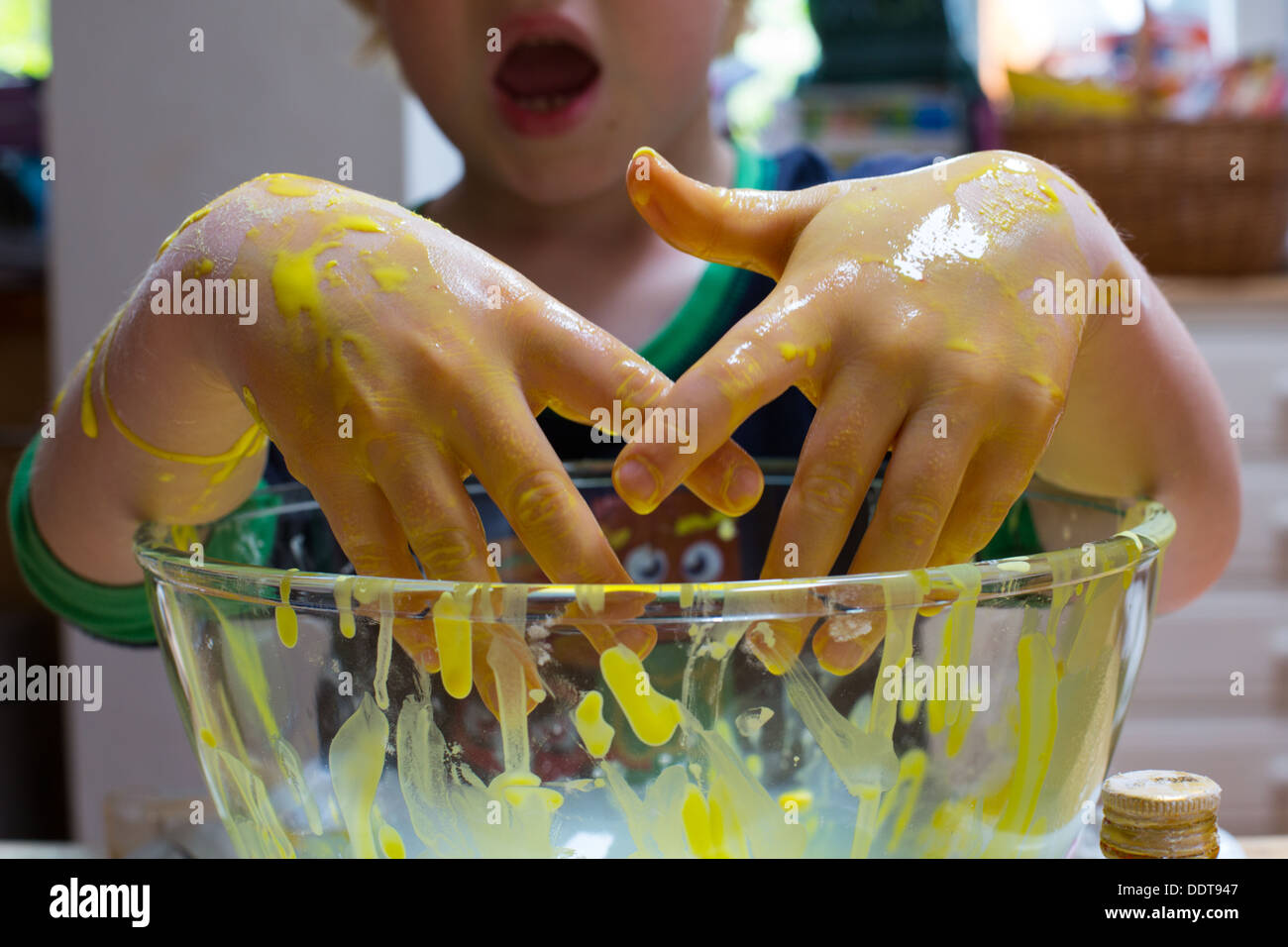 Enfant jouant avec le mélange de farine de maïs Banque D'Images