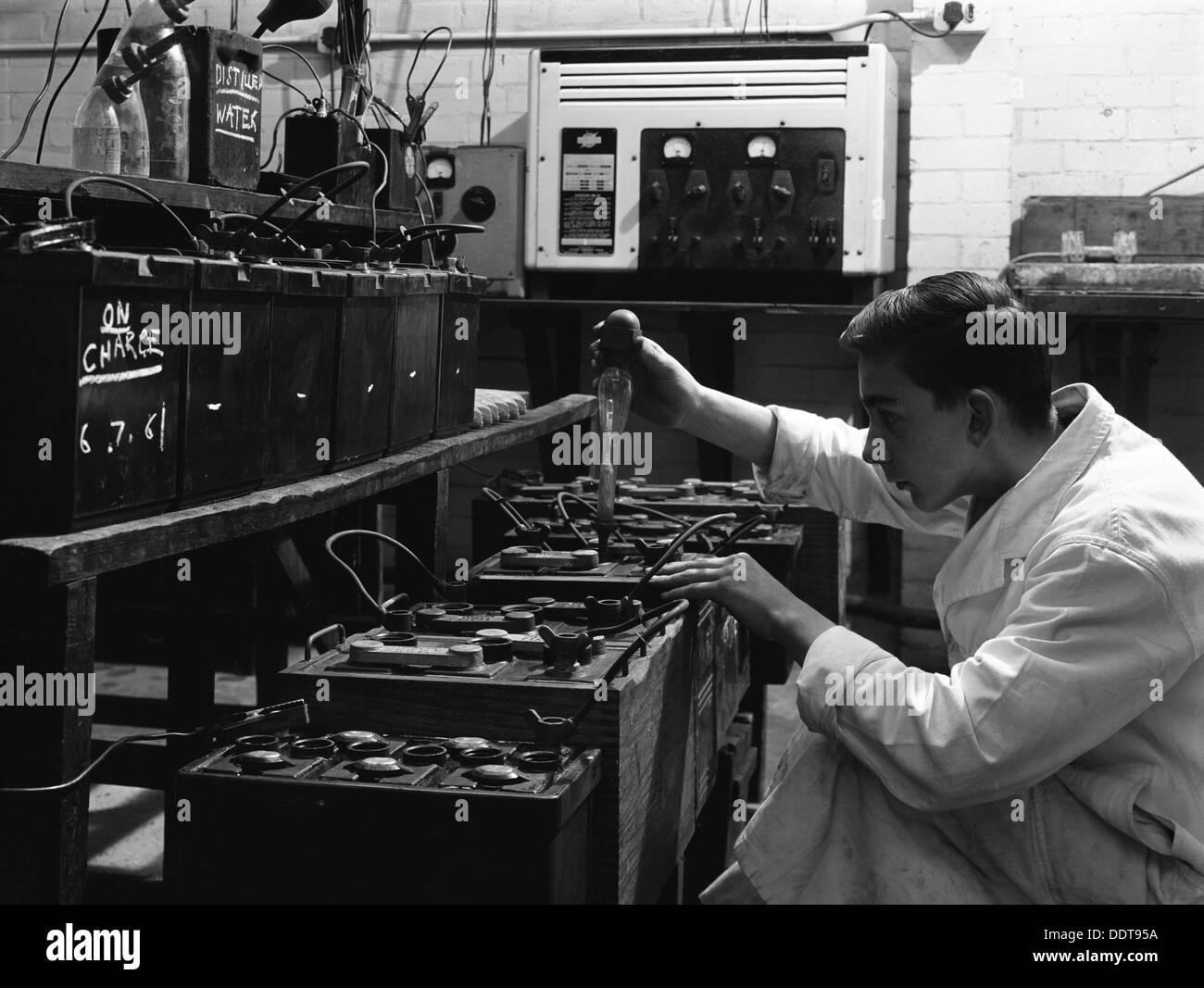 Un jeune apprenti à Globe & Simpson électriciens auto atelier, Lincoln, Lincolnshire, 1961. Artiste : Michael Walters Banque D'Images