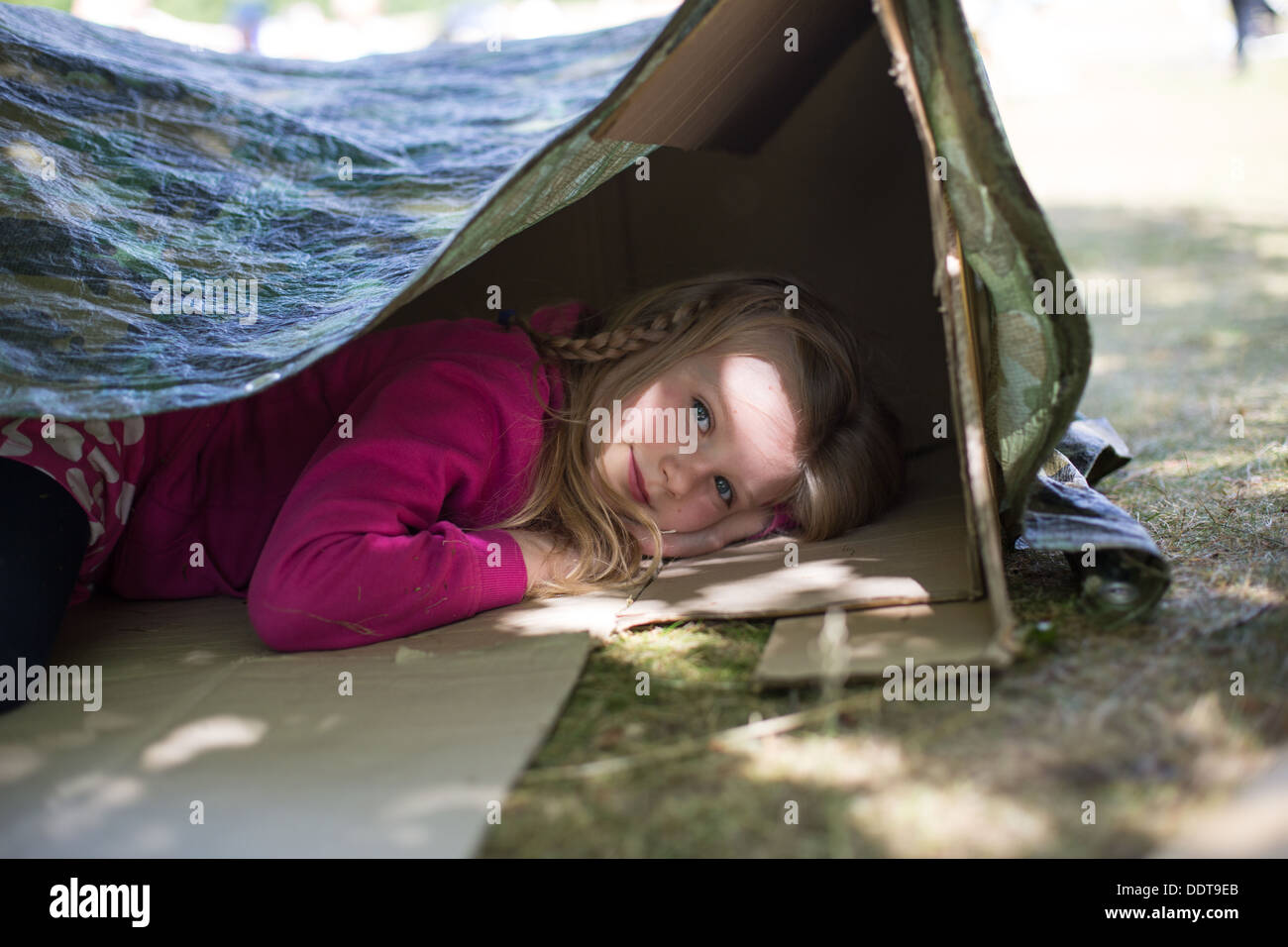 Jeune fille dans son Den Banque D'Images