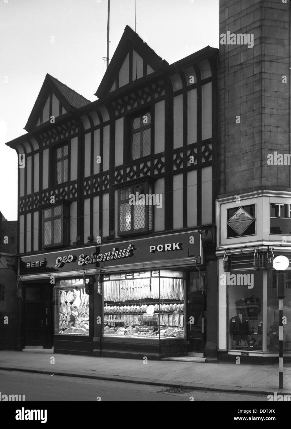 Schonhut George's les bouchers shop à Rotherham, dans le Yorkshire du Sud, 1955. Artiste : Michael Walters Banque D'Images