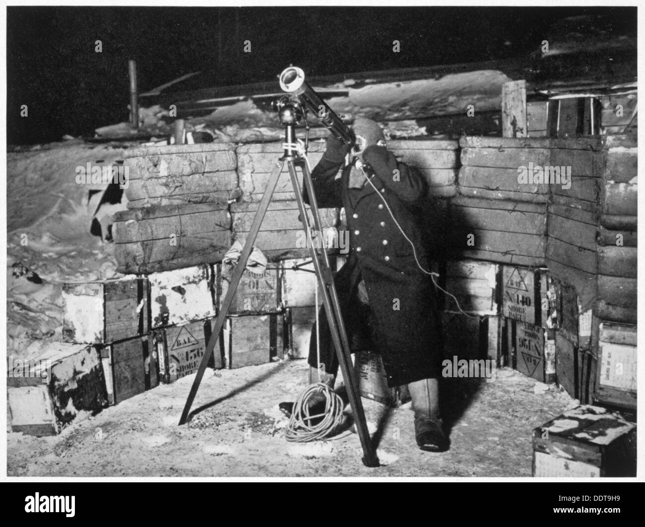 'Commander Evans l'observation d'une Occulation de Jupiter', l'Antarctique, 1910-1912. Artiste : Herbert Ponting Banque D'Images