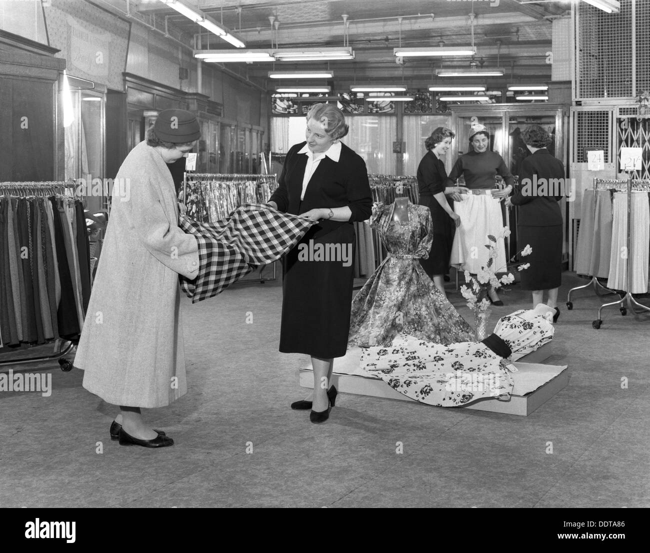 Vêtements pour dames, ministère Barnsley Co-op, dans le Yorkshire du Sud, 1957. Artiste : Michael Walters Banque D'Images