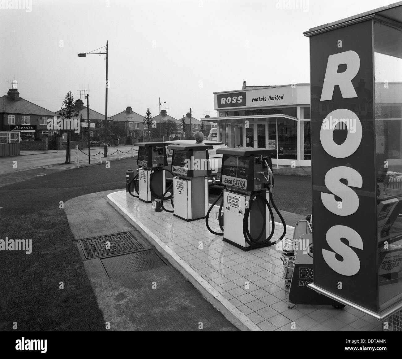 Une station essence avant-cour, Grimsby, Lincolnshire, 1965. Artiste : Michael Walters Banque D'Images