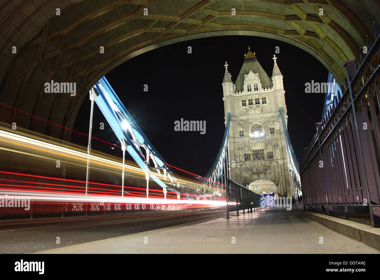 Le déplacement des véhicules sur le Tower Bridge de Londres la nuit Banque D'Images