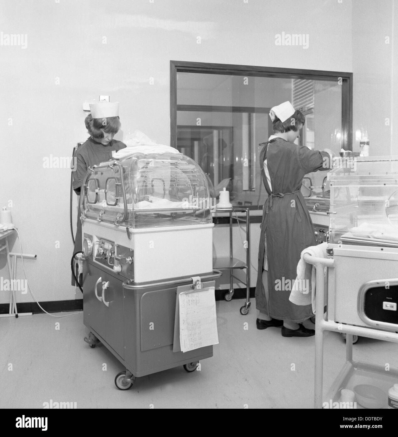 Unité de soins spéciaux pour les prématurés, le bord du néant l'hôpital, Sheffield, South Yorkshire, 1969. Artiste : Michael Walters Banque D'Images