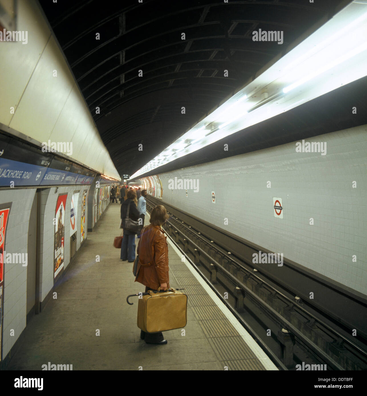 Les passagers qui attendent à la station de métro Blackhorse sur la ligne Victoria, Londres, 1974. Artiste : Michael Walters Banque D'Images