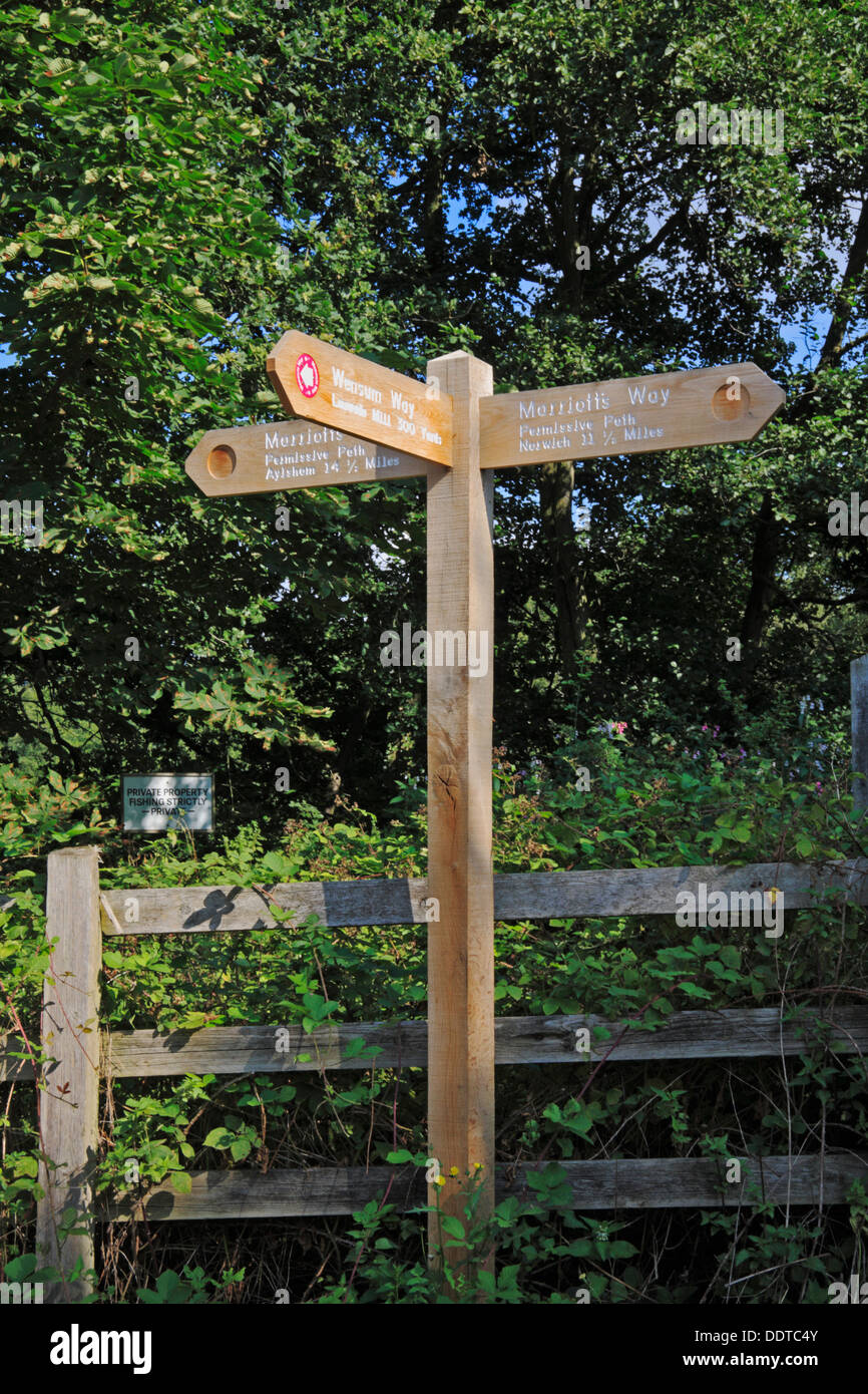 La direction et la distance, enseigne sur l'établissement Marriott's Way à chemin Lenwade, Norfolk, Angleterre, Royaume-Uni. Banque D'Images