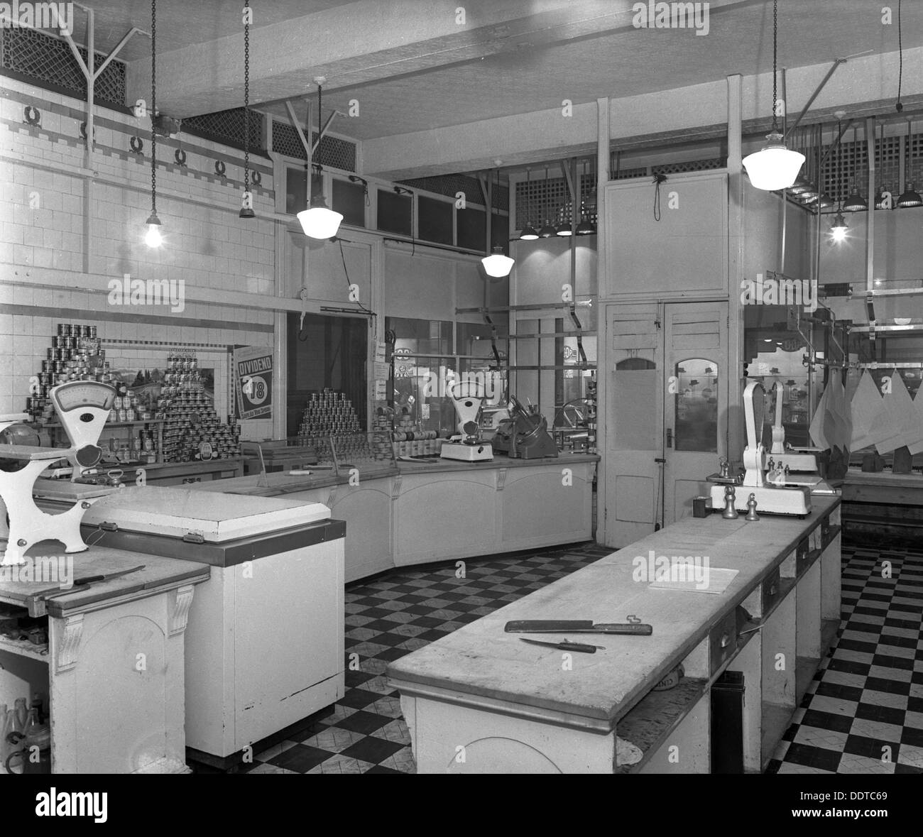 Le ministère de l'intérieur de la Boucherie, Barnsley Co-op, dans le Yorkshire du Sud, 1956. Artiste : Michael Walters Banque D'Images