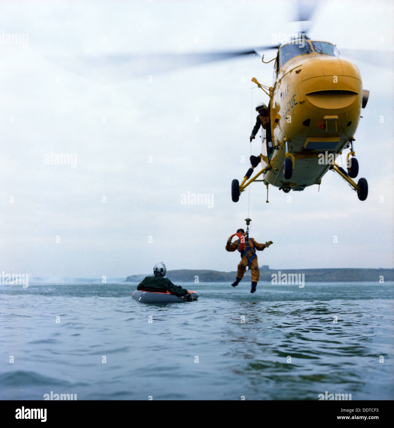 Hélicoptère Westland Whirlwind faire un sauvetage, 1973. Artiste : Michael Walters Banque D'Images