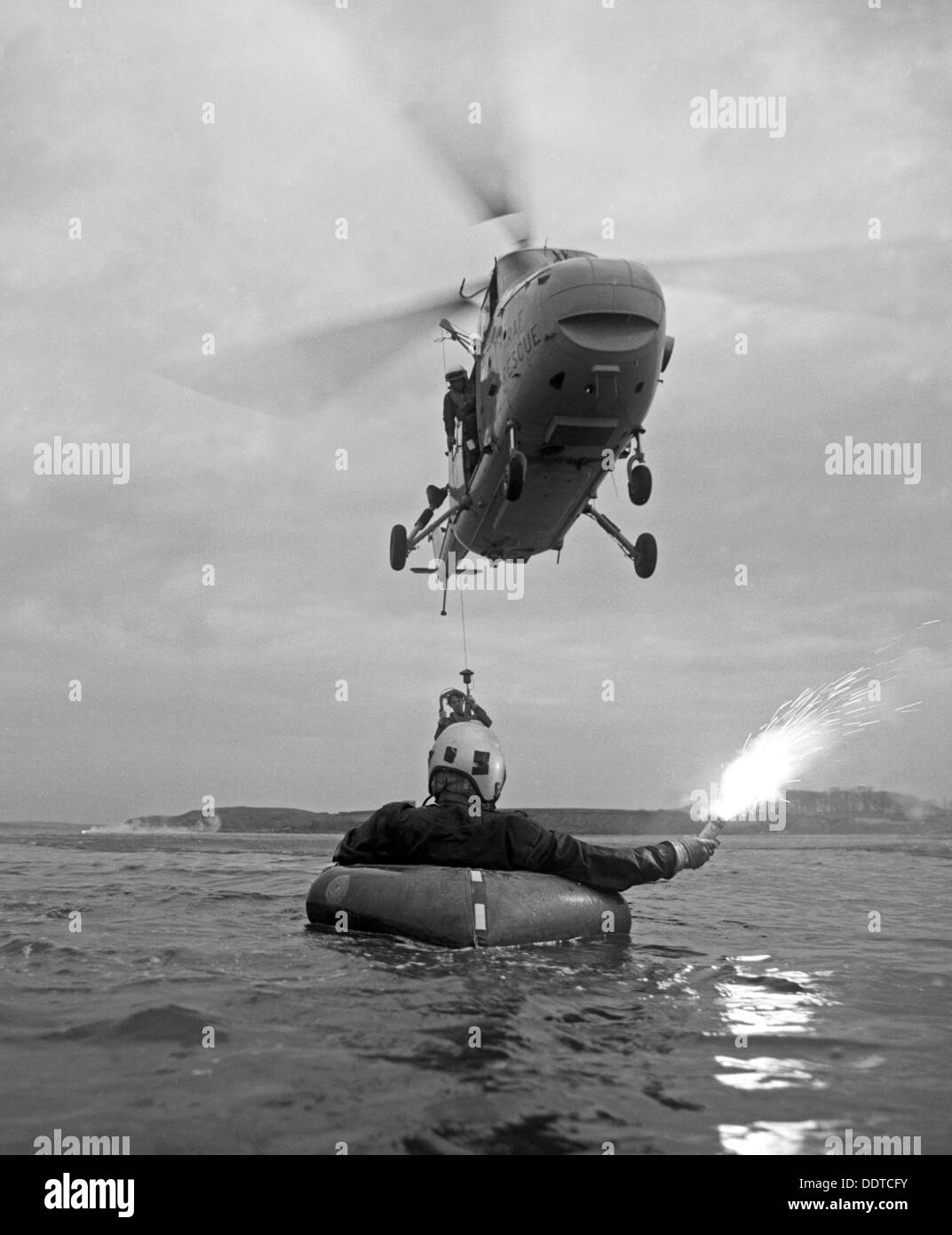 Hélicoptère Westland Whirlwind faire un sauvetage, 1973. Artiste : Michael Walters Banque D'Images