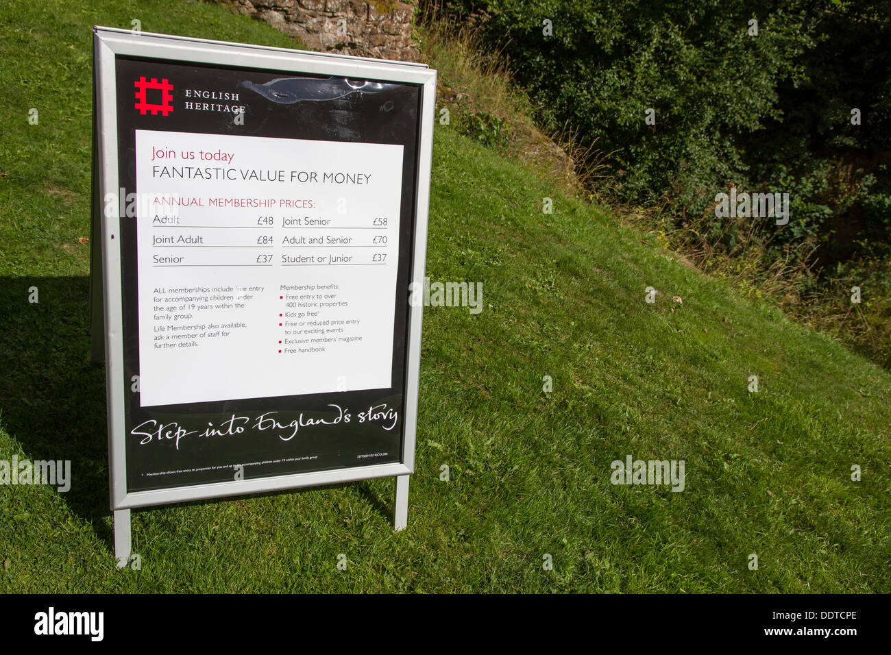 A-Board pavement sign advertising English Heritage Membres lors de l'entrée de l'une de leurs propriétés. Banque D'Images