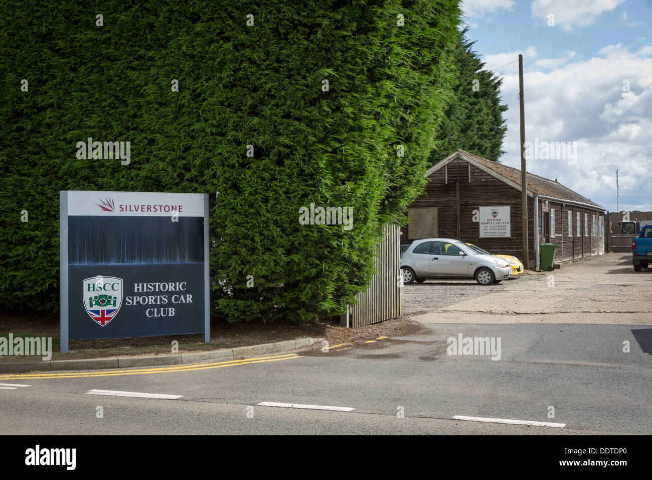 L'entrée du Sports Car Club Historique du Circuit de course à Silverstone Towcester, en Angleterre. Banque D'Images