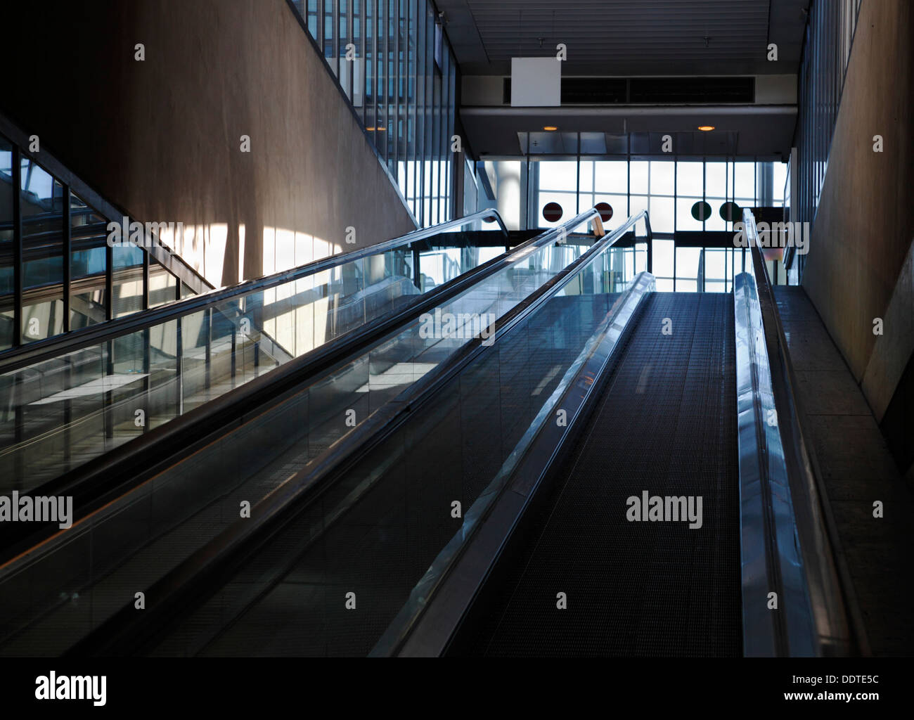 L'escalier mécanique de la connexion de la borne 3 trains à la zone d'enregistrement à l'aéroport de Copenhague, CPH, Kastrup, à contre-jour. Banque D'Images