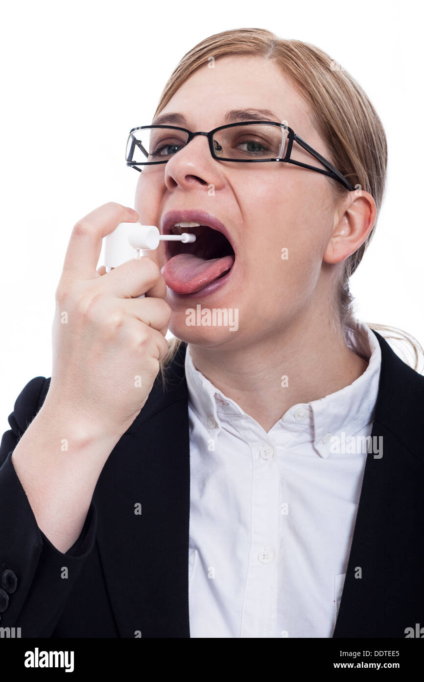 Femme avec maux de gorge à l'aide de spray oral, isolé sur fond blanc. Banque D'Images