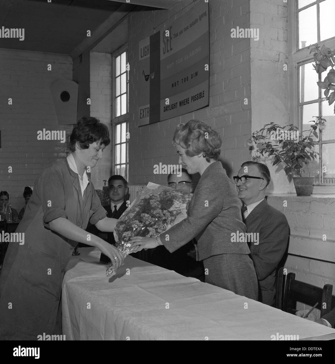 Présentation d'un travailleur féminin à l'ICI Detonator fonctionne, Denaby Main, South Yorkshire, 1962. Artiste : Michael Walters Banque D'Images