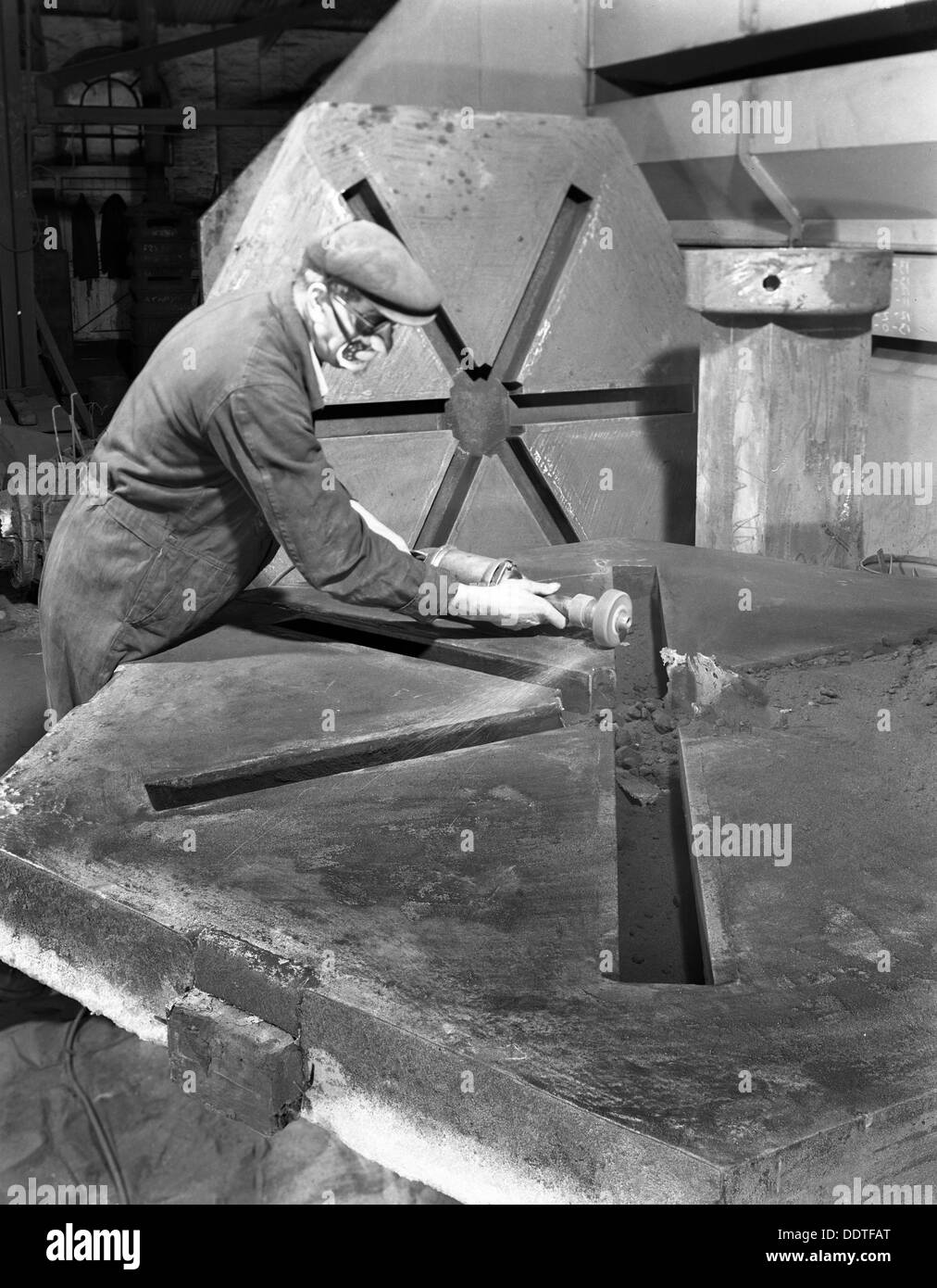 Le broyage de clignotant à un casting, Green & Sons Ltd, Rotherham, South Yorkshire, 1963. Artiste : Michael Walters Banque D'Images