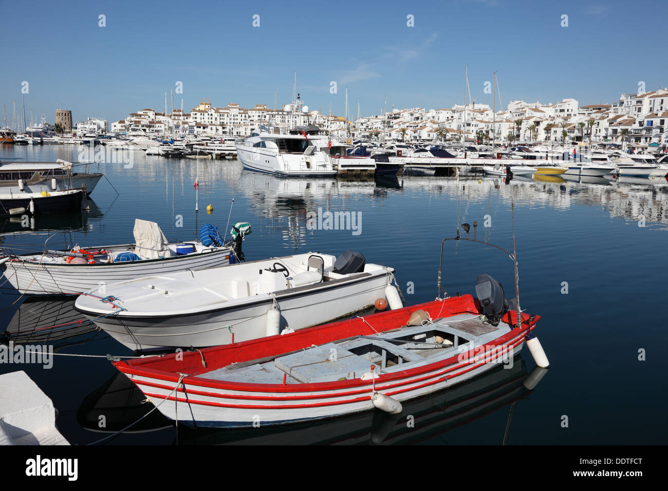 Bateaux et yachts à Puerto Banus, port de plaisance de Marbella, Espagne Banque D'Images