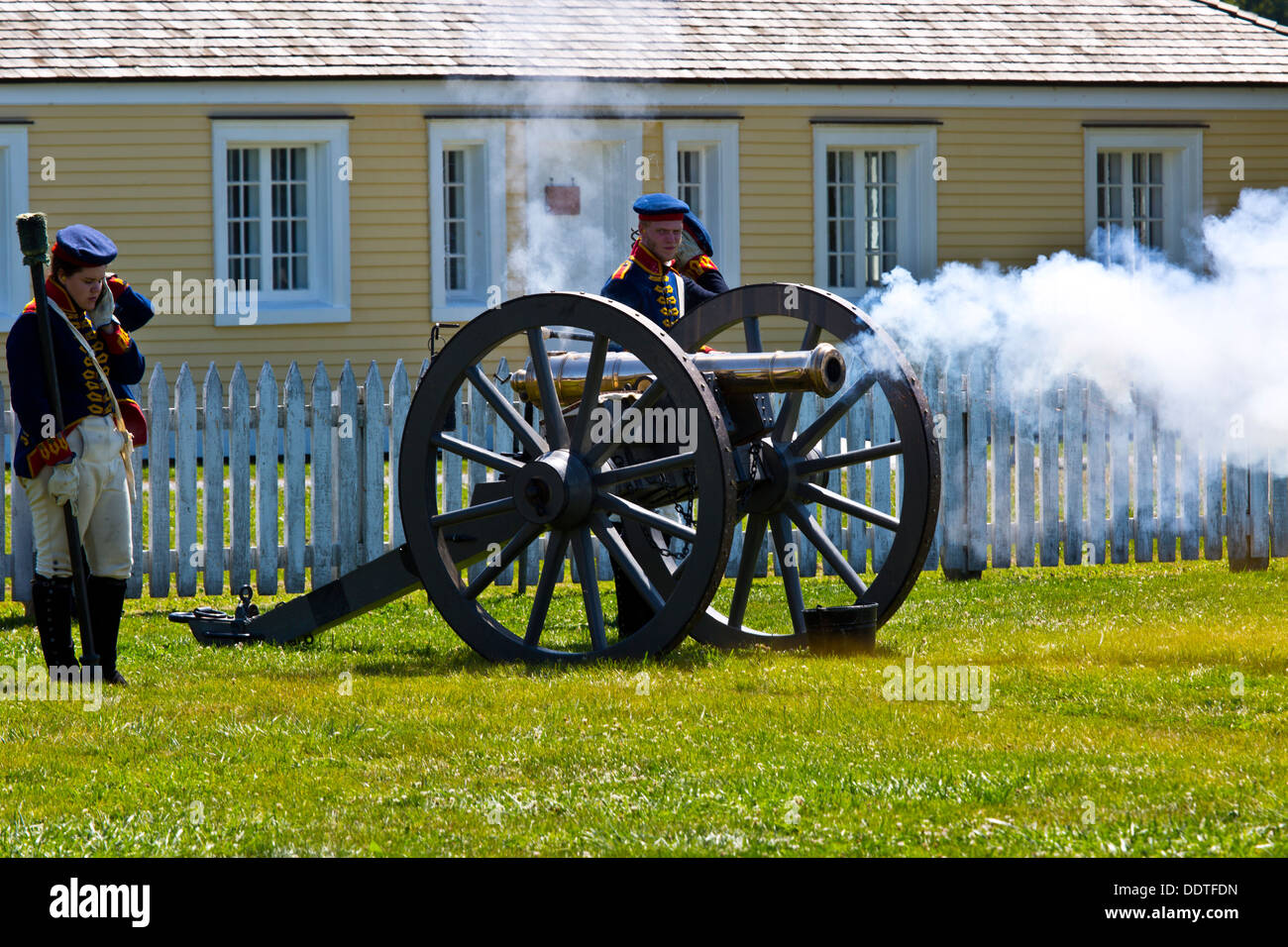 Reconstitution de la guerre de 1812 Le fort George Niagara sur le lac Ontario Canada Cannon de feu Banque D'Images