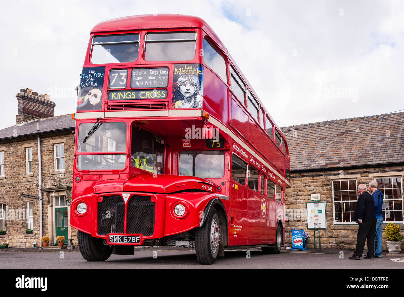 Un vieux red double decker bus Londres à Leyburn Station sur l'Wensleydale Railway à Leyburn, North Yorkshire, England, UK Banque D'Images