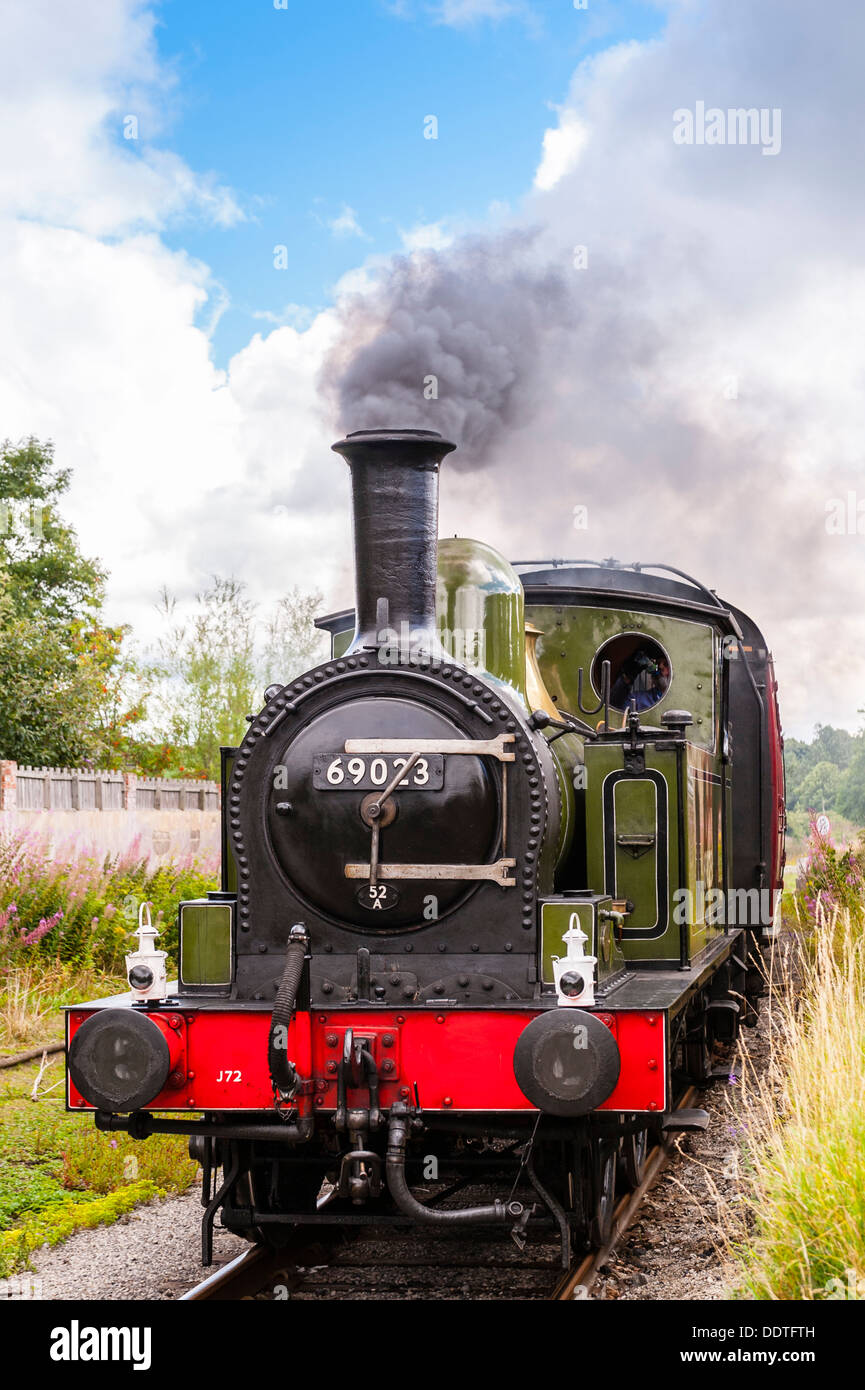 Un train à vapeur arrive à la station de Leyburn sur le Wensleydale Railway à Leyburn, North Yorkshire, England, UK Banque D'Images