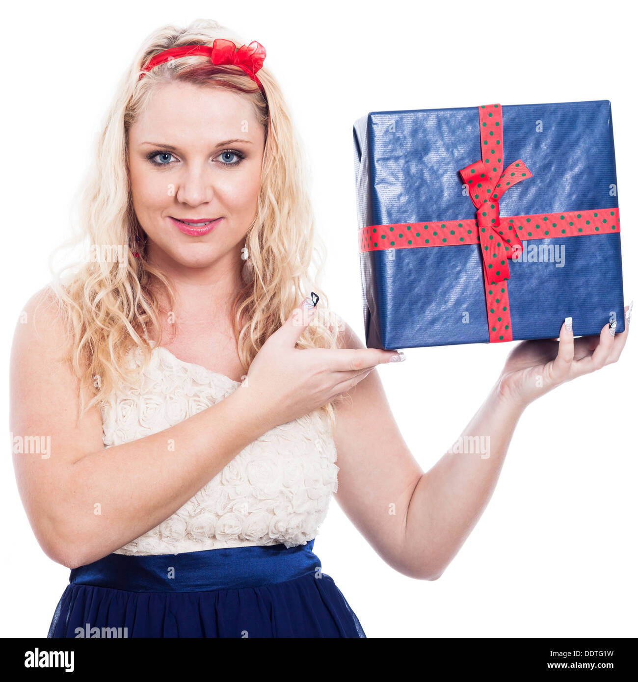 Beautiful woman holding present, isolé sur fond blanc. Banque D'Images