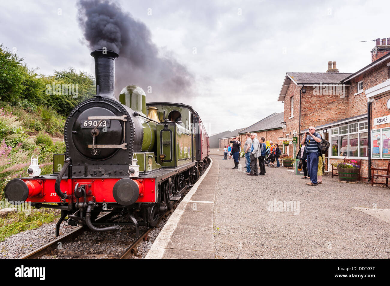 Un train à vapeur le moteur à la station sur la Bedale Wensleydale Railway à Leyburn, North Yorkshire, Angleterre, Grande-Bretagne, Royaume-Uni Banque D'Images