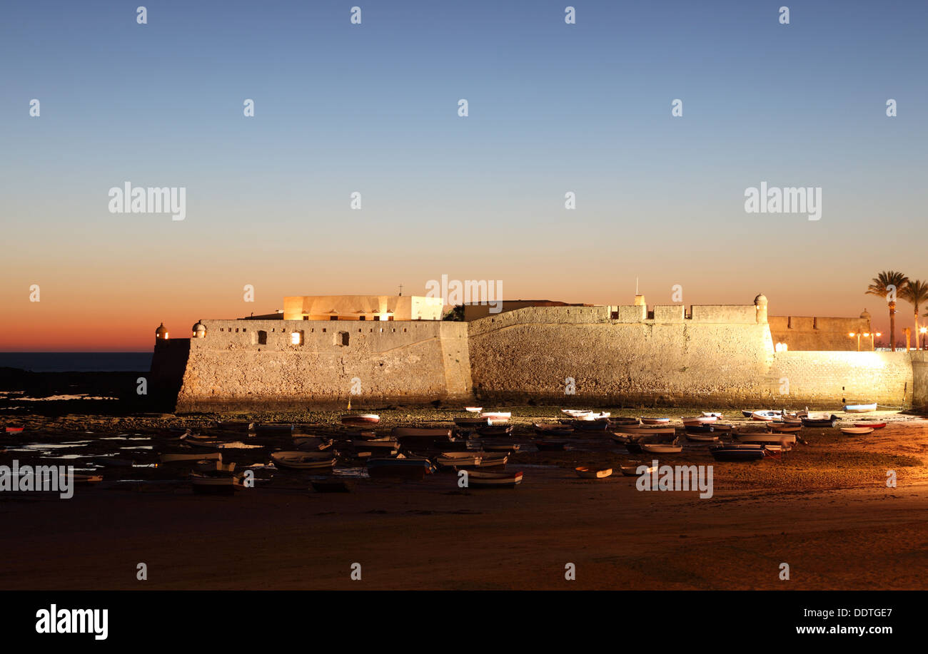 Château de San Sebastian à Cadix est éclairée la nuit Banque D'Images