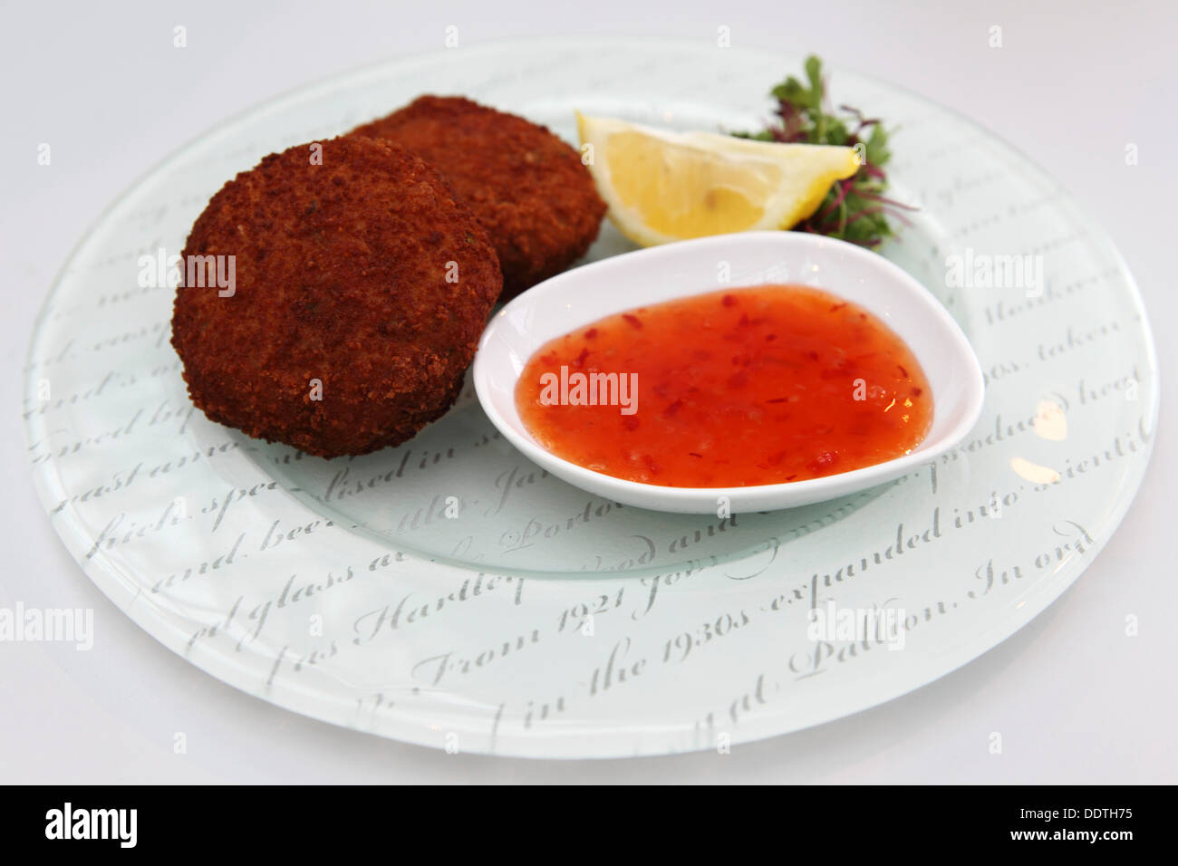 La coriandre et citron beignets de crabe panées avec une trempette au chili doux. Banque D'Images