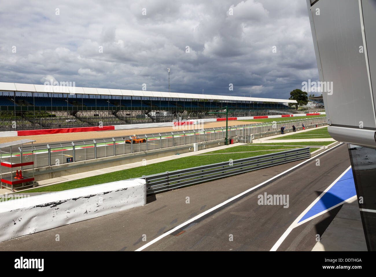 Départ / arrivée tout droit au circuit de course de Silverstone, y compris la tribune et le pit lane, prises depuis le podium. Banque D'Images